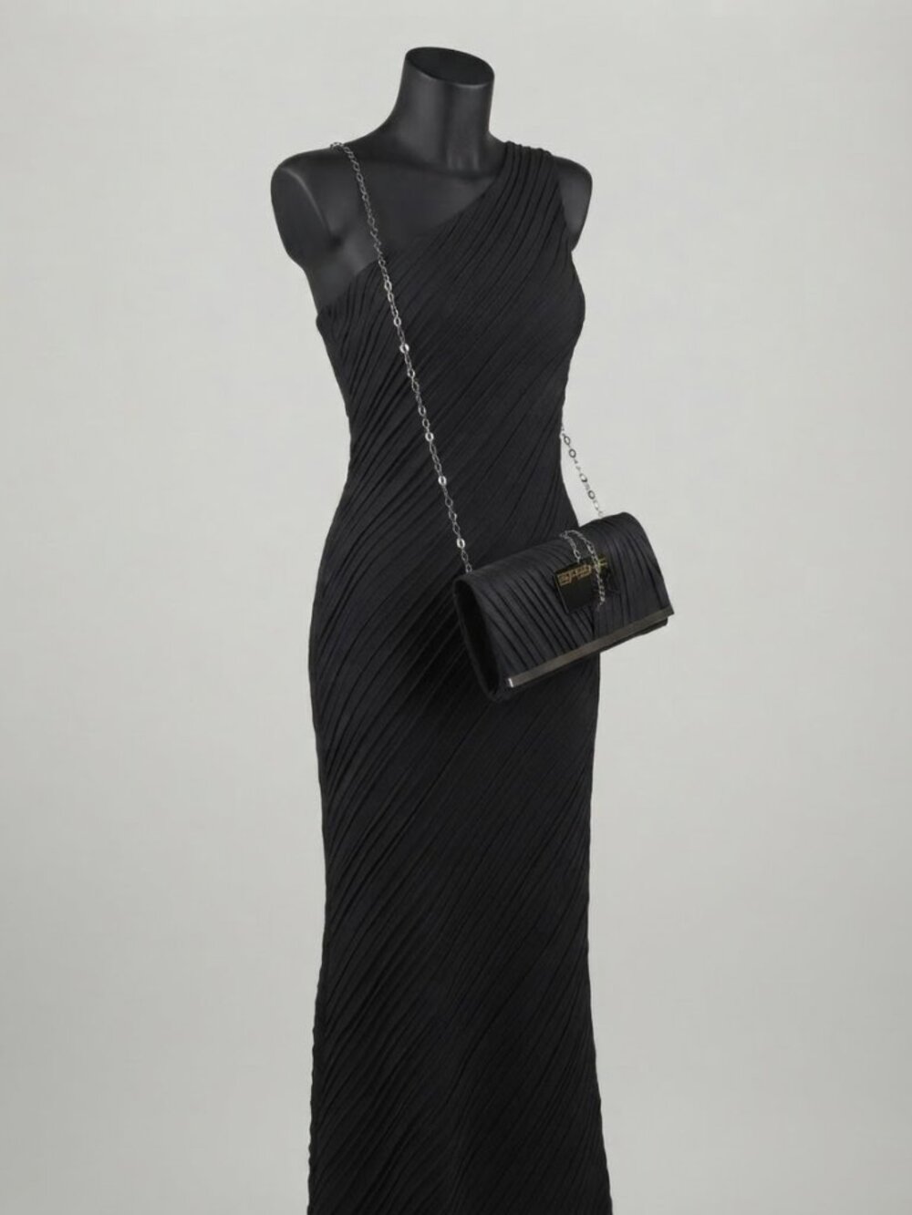Sasha E7273JV evening clutch is a highly classic black